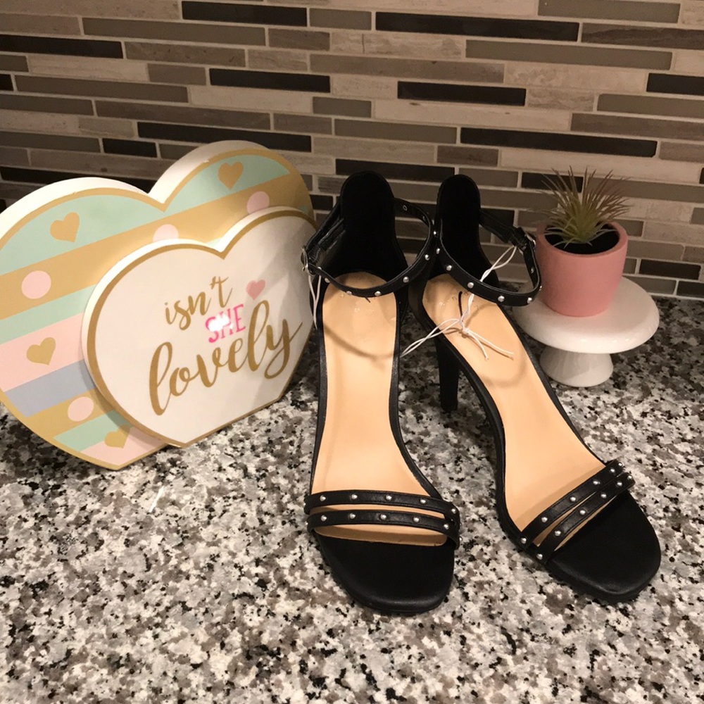 🦄Brand new studded black heels